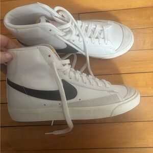 Nike White and Black Sneakers High-Top Classic